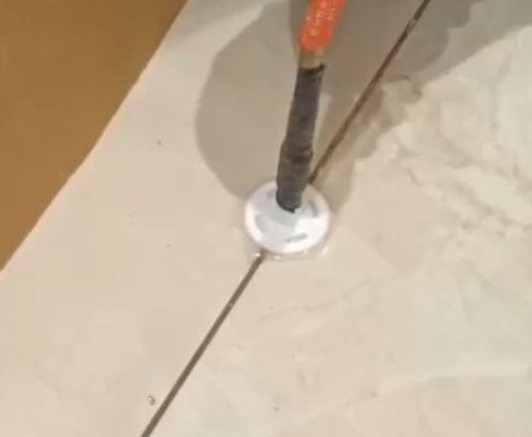 荔波瓷砖空鼓维修公司专业解答瓷砖在铺贴过程中，如果没有涂抹均匀到位的粘结材料（如水泥砂浆或瓷砖胶），可能会导致以下问题