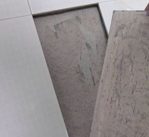 荔波瓷砖空鼓维修公司分享瓷砖铺贴时如果打浆（即涂抹在瓷砖背面和基层上的砂浆或瓷砖胶）过少，会带来以下问题
